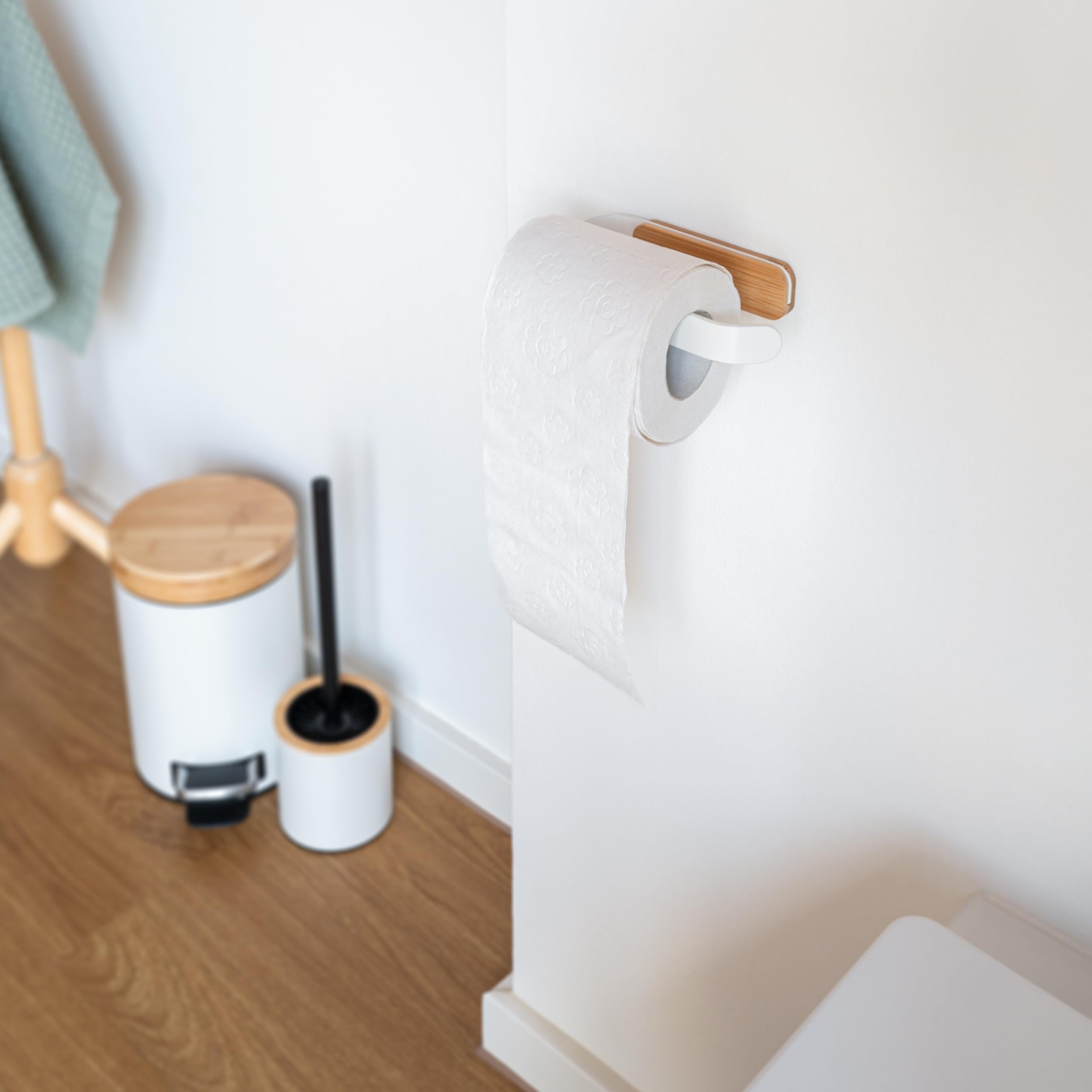 kazai-leif-toilettenpapierhalter-wei-matt-ohne-bohren-bambus image 4