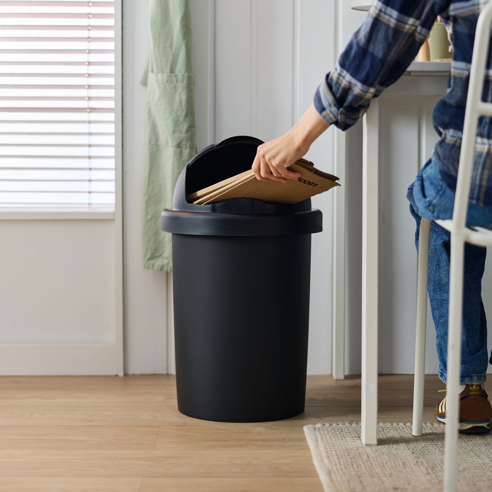 rotho-roll-bob-abfalleimer-30l-schwarz-mit-schiebedeckel image 7